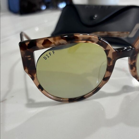 DIFF Penny Tortoise Sunglasses with Yellow Lenses